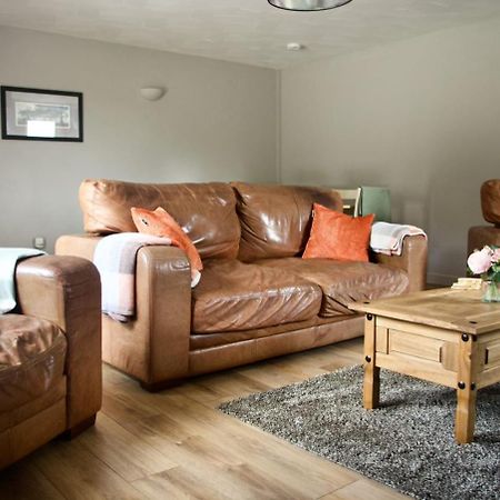 Converted Stables At Peaceful Family Farm Stay Lawrenny Exterior foto