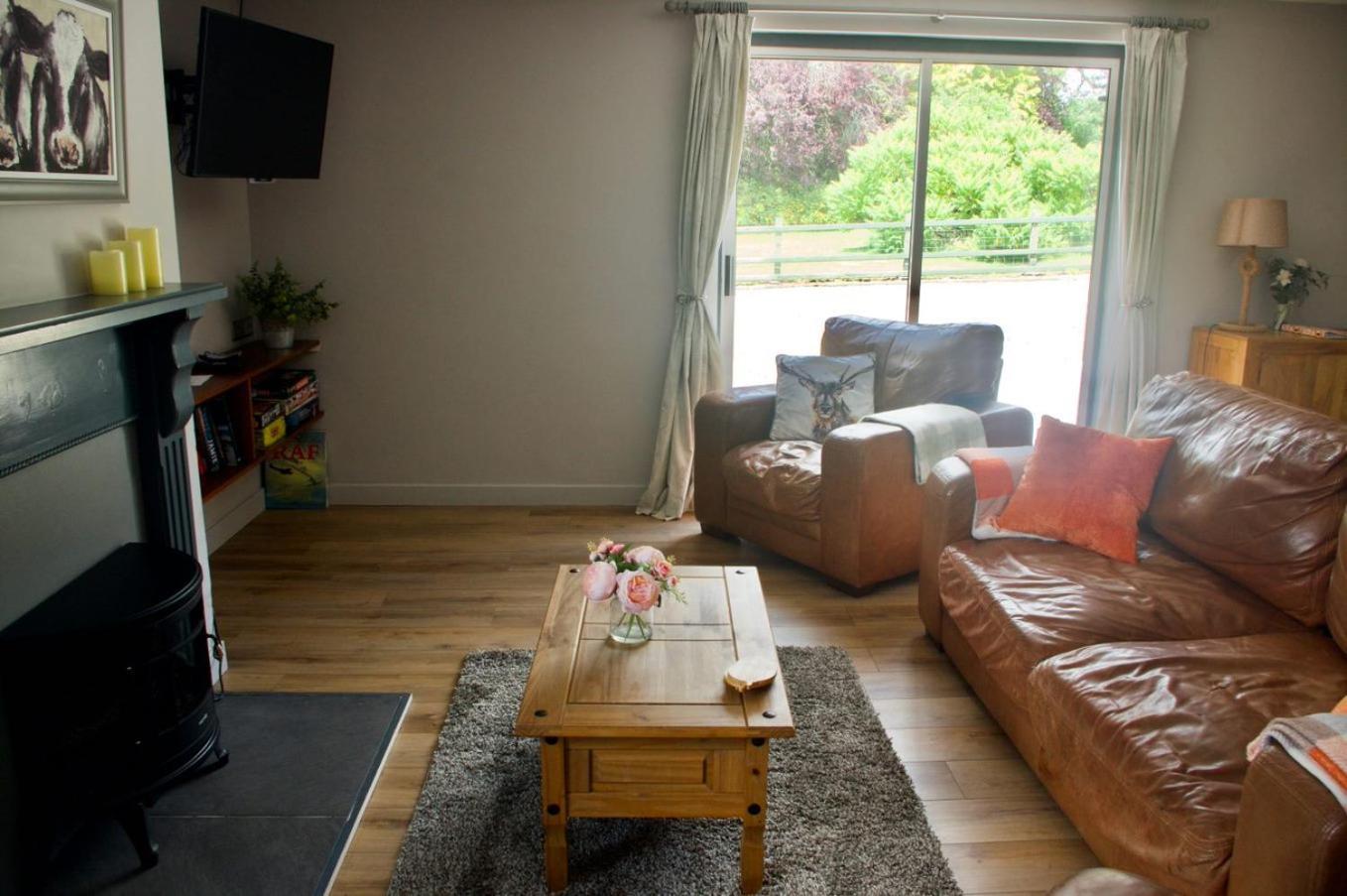 Converted Stables At Peaceful Family Farm Stay Lawrenny Exterior foto