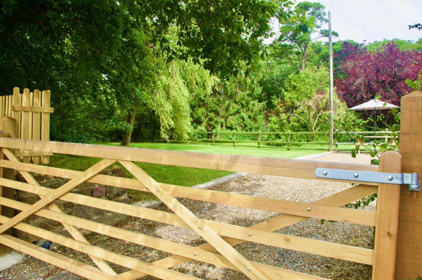 Converted Stables At Peaceful Family Farm Stay Lawrenny Exterior foto