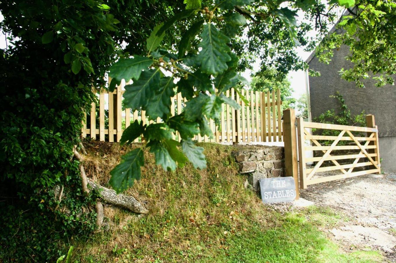 Converted Stables At Peaceful Family Farm Stay Lawrenny Exterior foto